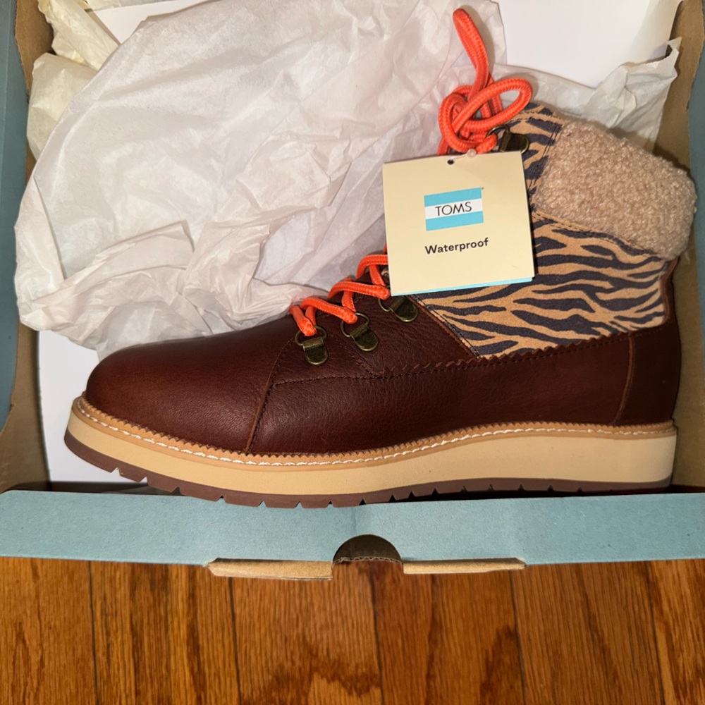NWT Tom’s Mesa boots with shearling.